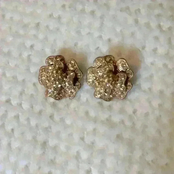 Rose gold flower earrings - Picture 1 of 3
